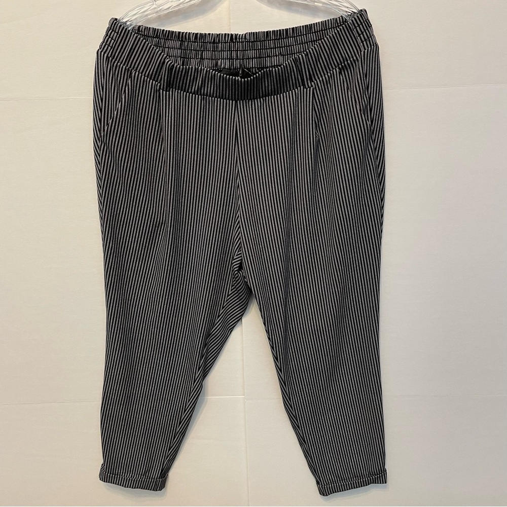 Torrid Black & Gray Striped Flowy Cuffed Pants Sz 1 (1X)